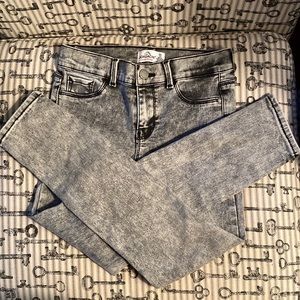 Girl’s skinny jeans